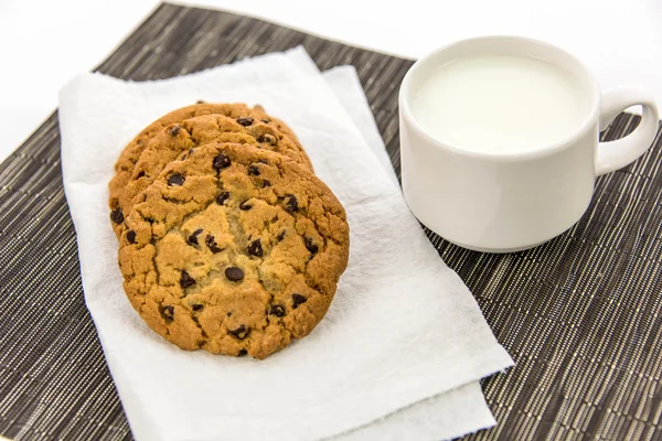 Galletas con chispas de chocolate y taza de leche —  Fotos de Stock