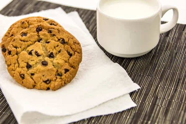 Galletas con chispas de chocolate y taza de leche — Foto de Stock