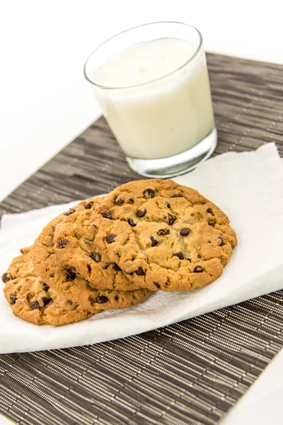 Galletas con chispas de chocolate y vaso de leche —  Fotos de Stock