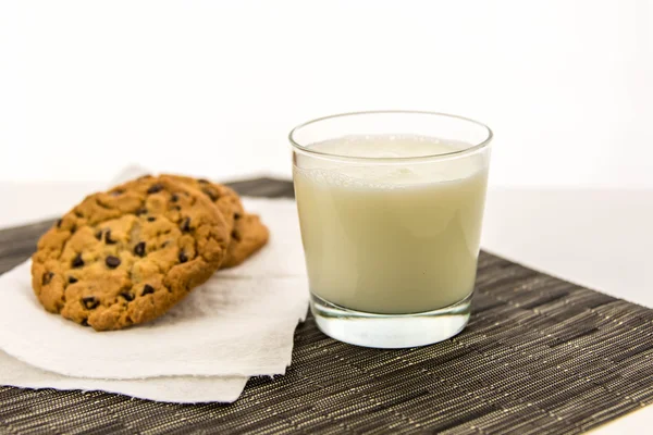 巧克力饼干和一杯牛奶 — 图库照片