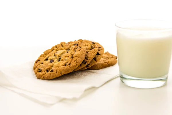 巧克力饼干和一杯牛奶 — 图库照片