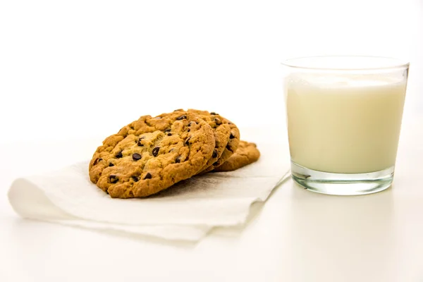 Chocolate chip cookies and glass of milk — Stock Photo, Image
