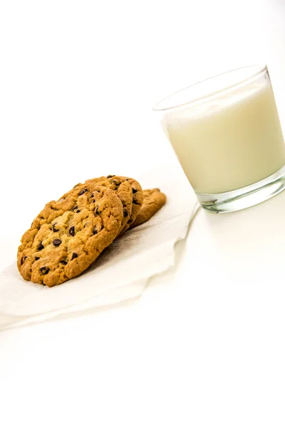 Chocolate chip cookies and glass of milk — Stock Photo, Image