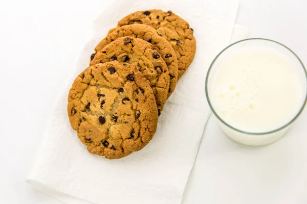 Шоколадное печенье и стакан молока — стоковое фото
