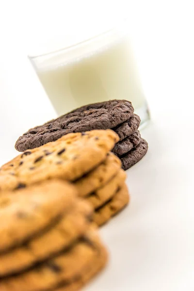 Variedade de biscoitos e vidro de leite — Fotografia de Stock