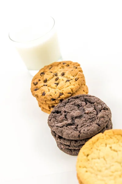 Variedad de galletas y vaso de leche —  Fotos de Stock