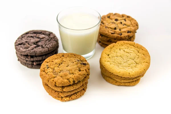 Variedad de galletas y vaso de leche —  Fotos de Stock