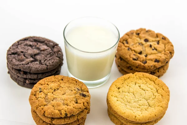 Variedad de galletas y vaso de leche —  Fotos de Stock