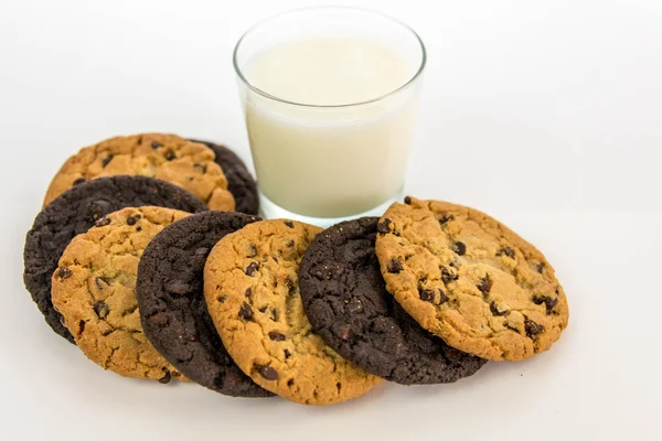 Chip de chocolate e biscoitos de chocolate em torno de vidro de leite — Fotografia de Stock