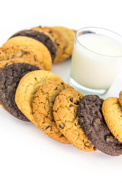 Variedade de cookies em torno de um copo de leite — Fotografia de Stock