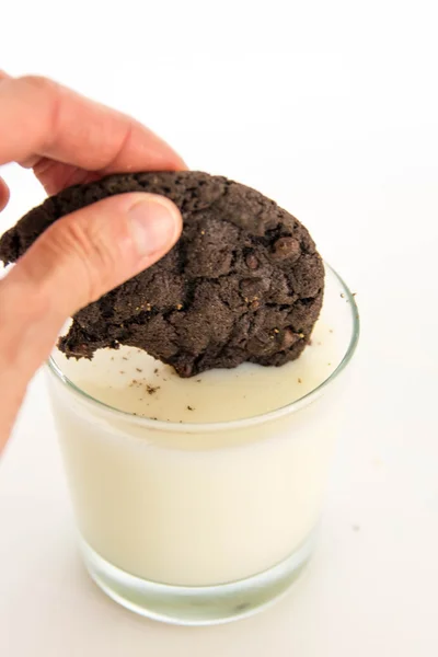 Шоколадне печиво з укусом занурюється в молоко — стокове фото