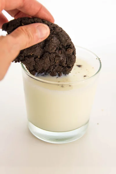 Pozornost podniku čokoládový koláček s kousnutí je namočený v mléce — Stock fotografie