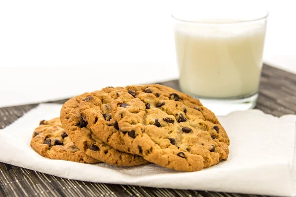 Chocolate chip cookies and glass of milk — Stock Photo, Image