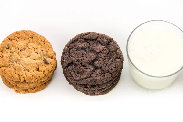 Разнообразие печенья и стакана молока — стоковое фото