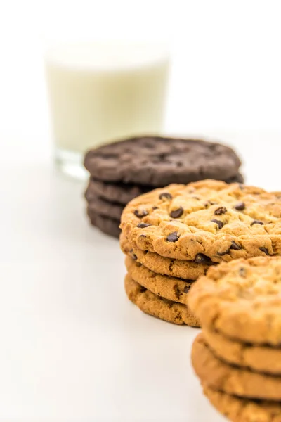 Різноманітність печива і склянки молока — стокове фото
