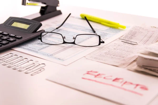 Productos de preparación fiscal, gafas de lectura y formularios fiscales —  Fotos de Stock