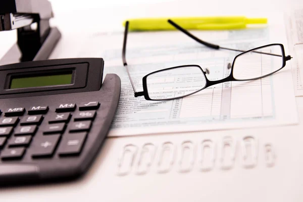 Productos de preparación fiscal, gafas de lectura y formularios fiscales — Foto de Stock