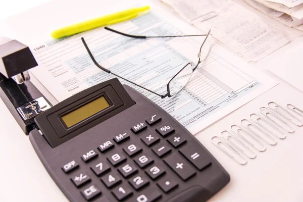 Productos de preparación fiscal, gafas de lectura y formularios fiscales — Foto de Stock