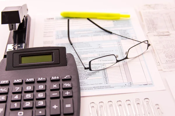 Productos de preparación fiscal, gafas de lectura y formularios fiscales — Foto de Stock