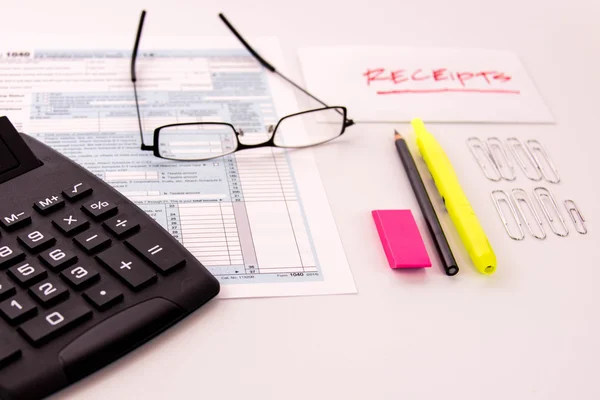 Fiscale voorbereiding leveringen, Leesbrillen en fiscale formulieren — Stockfoto