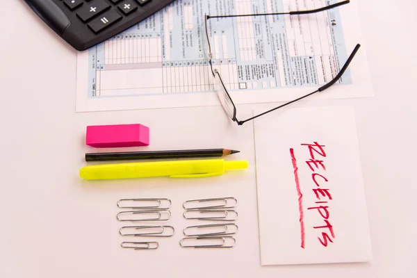 Productos de preparación fiscal, gafas de lectura y formularios fiscales — Foto de Stock