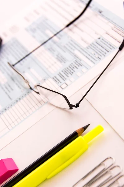 Productos de preparación fiscal, gafas de lectura y formularios fiscales —  Fotos de Stock