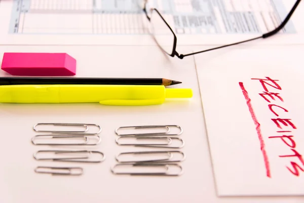 Productos de preparación fiscal, gafas de lectura y formularios fiscales — Foto de Stock