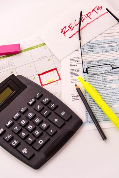 Productos de preparación fiscal, gafas de lectura y formularios fiscales — Foto de Stock