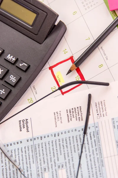 Productos de preparación fiscal, gafas de lectura y formularios fiscales — Foto de Stock