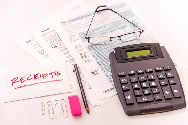 Productos de preparación fiscal, gafas de lectura y formularios fiscales — Foto de Stock