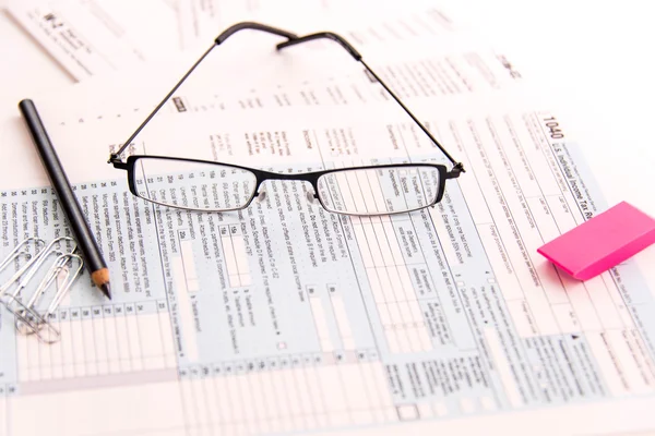 Productos de preparación fiscal, gafas de lectura y formularios fiscales —  Fotos de Stock