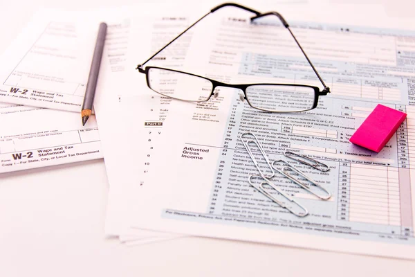 Fournitures de préparation de déclarations, lunettes de lecture et formulaires fiscaux — Photo