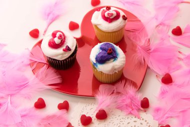 Sevgililer günü süsleri ve kalp şeklinde frosti ile cupcakes