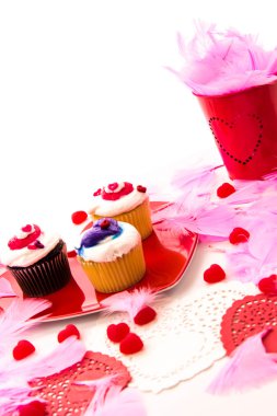 Sevgililer günü süsleri ve kalp şeklinde frosti ile cupcakes