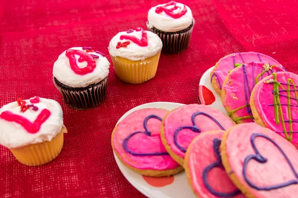 Valentines Day - cupcakes spelling LOVE — Stock Photo, Image