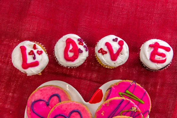 Alla hjärtans dag - cupcakes stavning kärlek — Stockfoto