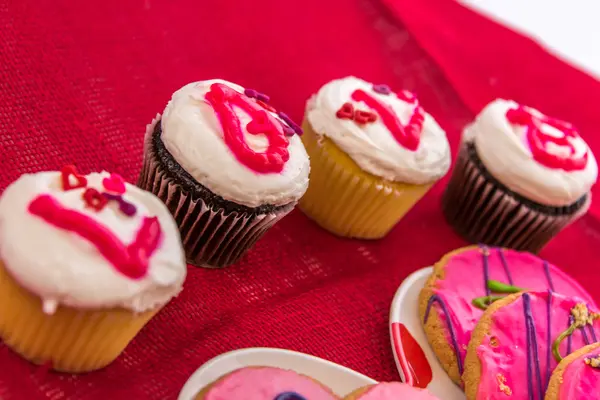 Dia dos Namorados - cupcakes soletrar AMOR — Fotografia de Stock