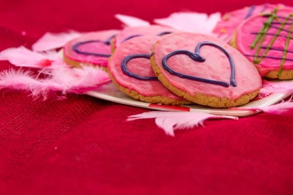 День святого Валентина - печенье с розовой глазурью и сердечками — стоковое фото