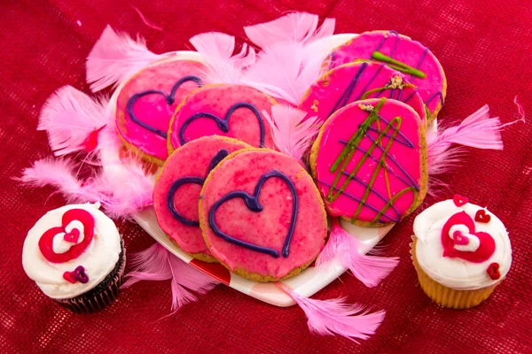 Valentines Day - pink cookies and cupcakes with hearts — Stock Photo, Image