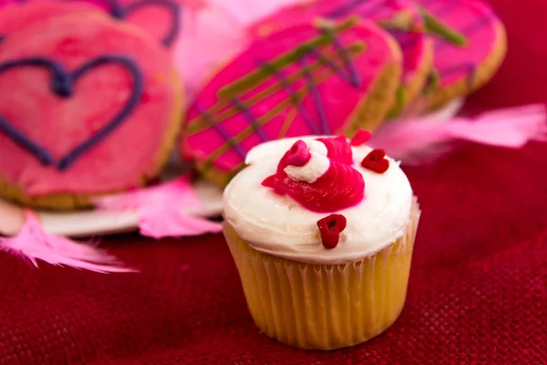 Valentýn - růžové cukroví a koláčky se srdíčky — Stock fotografie