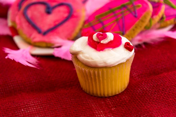 Día de San Valentín - galletas rosadas y cupcakes con corazones —  Fotos de Stock