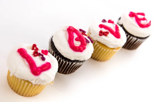 バレンタインの日の愛のスペルのカップケーキ — ストック写真