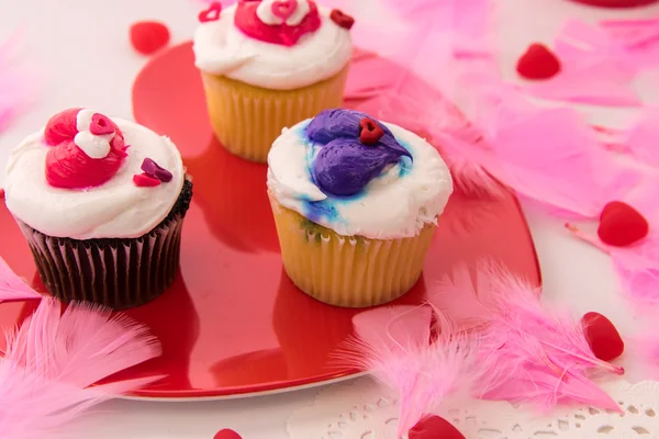 Decoraciones del día de San Valentín y cupcakes con congelados en forma de corazón —  Fotos de Stock