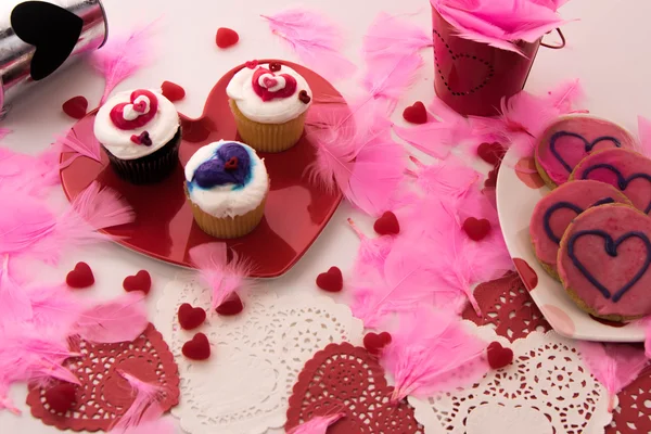 Día de San Valentín - galletas rosadas y cupcakes con corazones —  Fotos de Stock