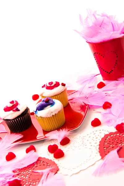 Alla hjärtans dag dekorationer och cupcakes med hjärtformade frosti — Stockfoto