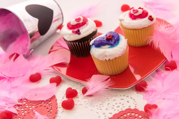 Decoraciones del día de San Valentín y cupcakes con congelados en forma de corazón — Foto de Stock