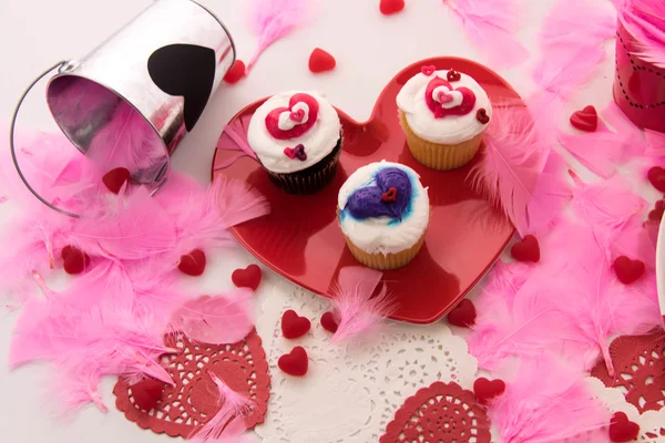 Decoraciones del día de San Valentín y cupcakes con congelados en forma de corazón — Foto de Stock