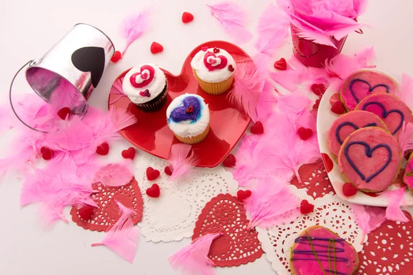 Día de San Valentín - galletas rosadas y cupcakes con corazones — Foto de Stock