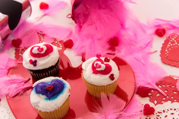 Decoraciones del día de San Valentín y cupcakes con congelados en forma de corazón —  Fotos de Stock