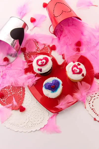 Valentines Day decorations and cupcakes with heart shaped frosti — Stock Photo, Image